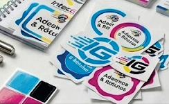Adesivos e rótulos personalizados.