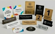 Plaquinhas e sinalização personalizada.