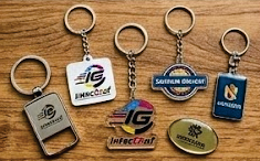 Chaveiros personalizados.