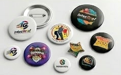 Bottons e pins personalizados.